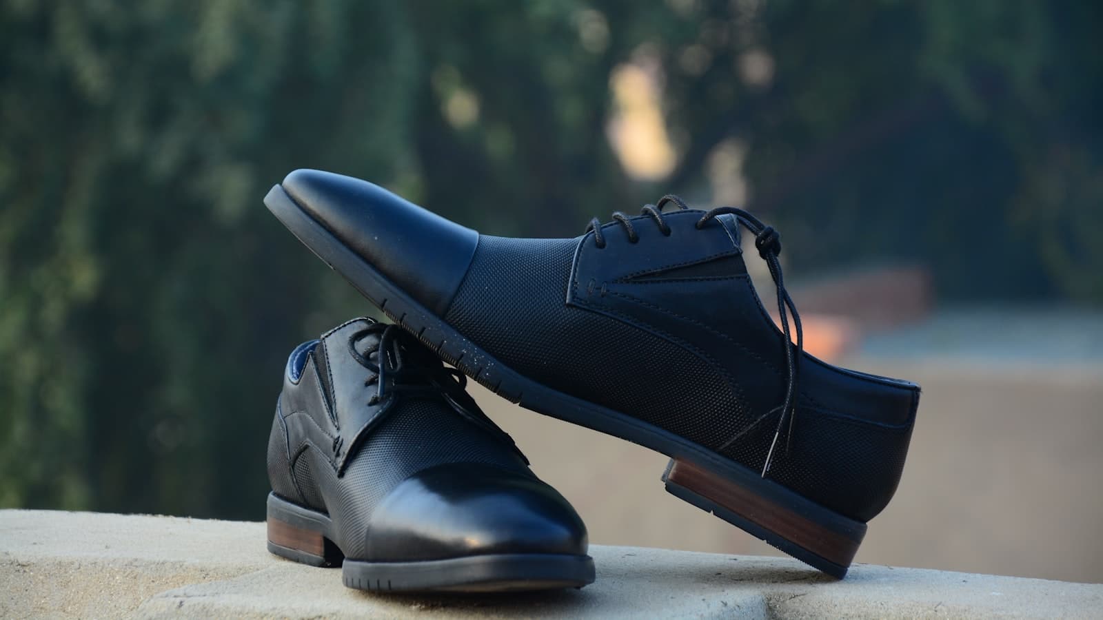 Paire de chaussures de ville en cuir sur un parquet