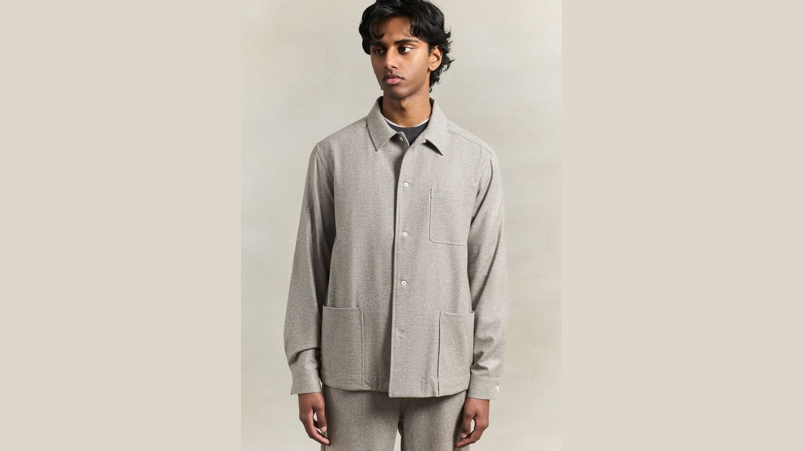 Homme en surchemise de laine grise De Bonne Facture