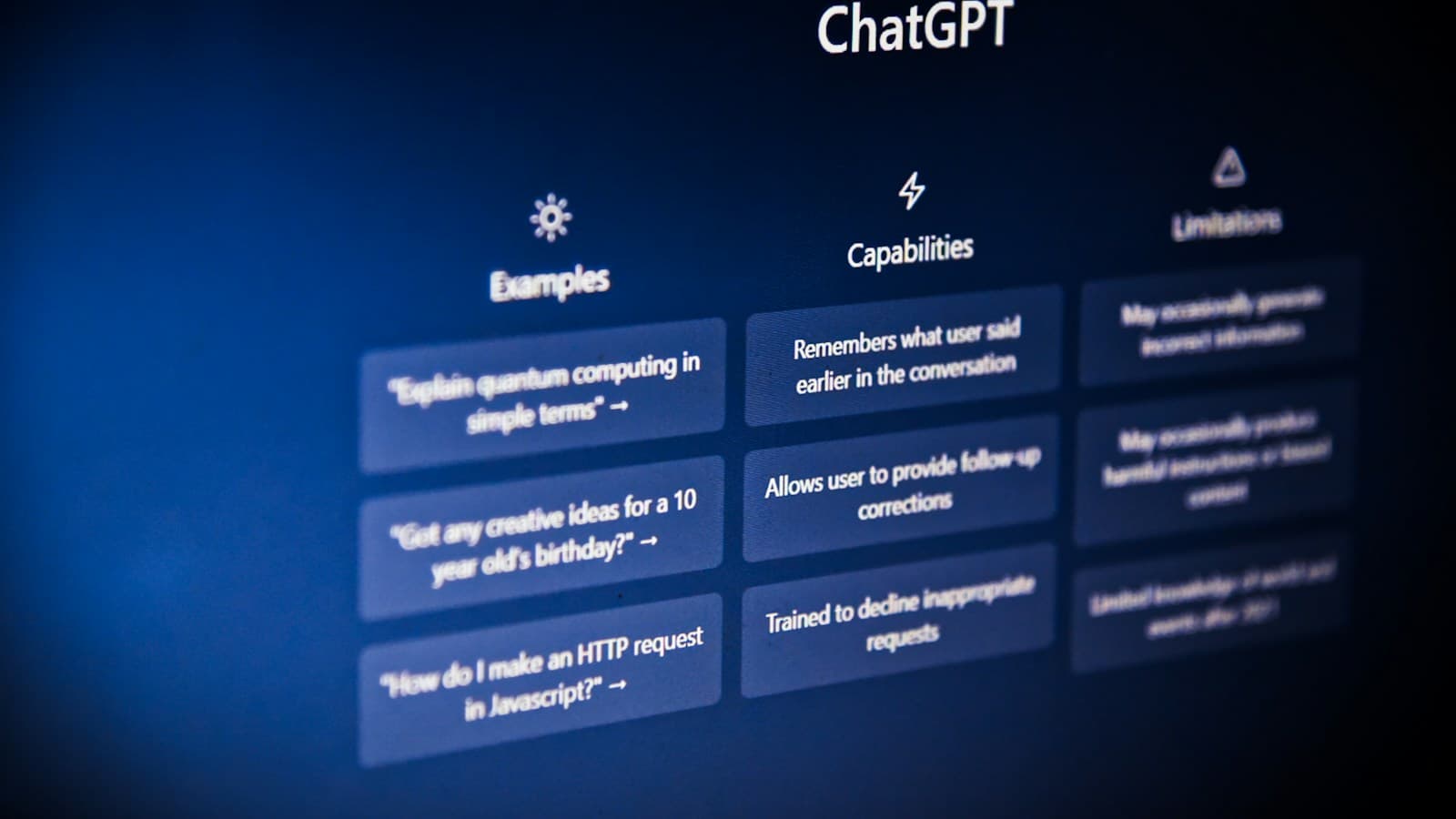 Ecran affichant l interface d un assistant conversationnel, exemples et limites listes en trois colonnes