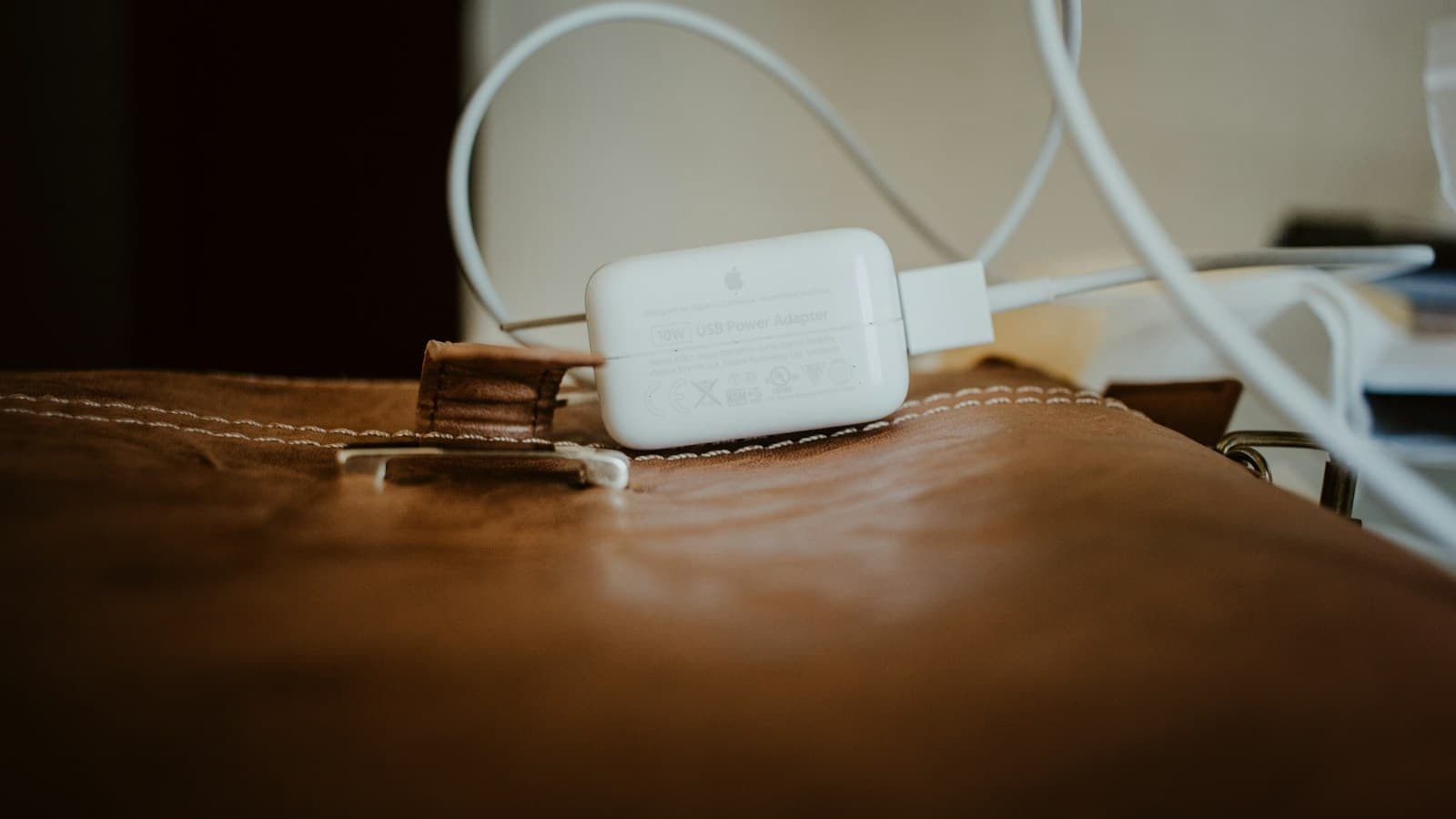 Chargeur secteur branche sur un plan de travail, cable enroule a cote