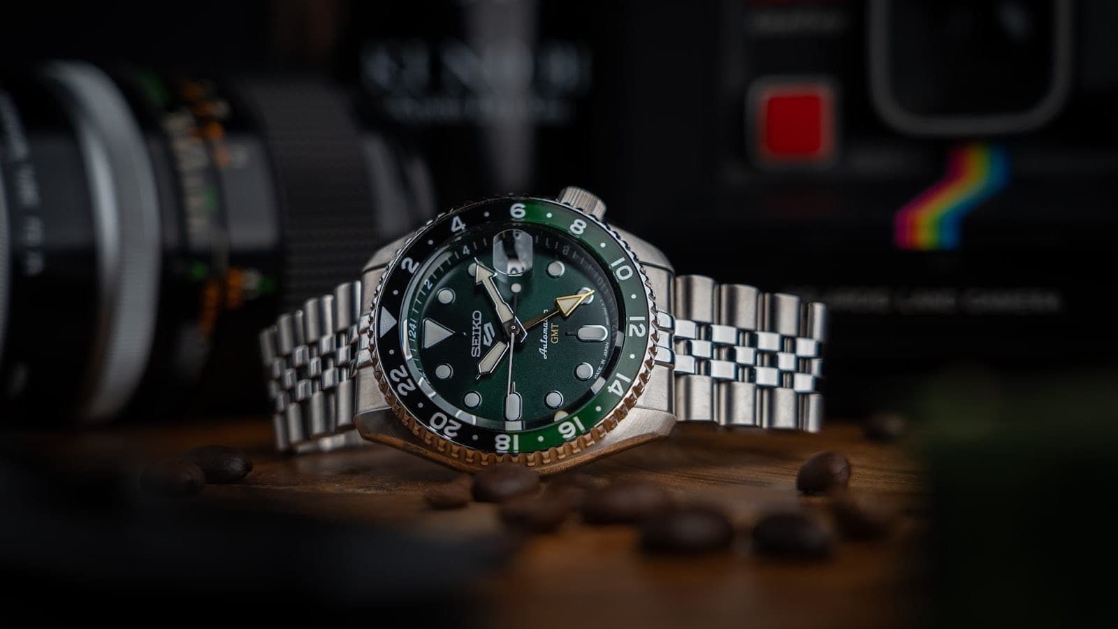 Sept montres GMT posées à plat sur une tablette d’avion, lunettes bicolores et aiguilles 24 heures orientées vers le haut