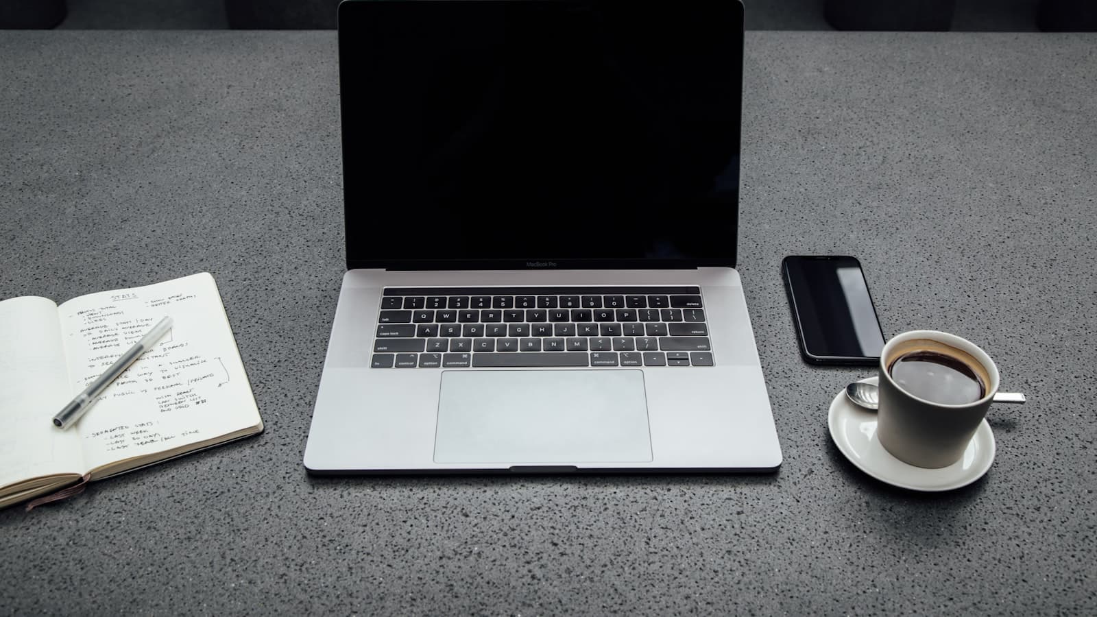 Notes de réunion et ordinateur portable sur une table