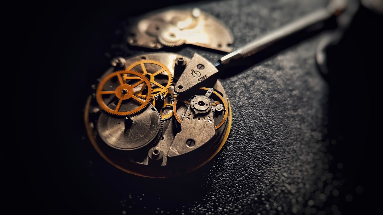 Montre automatique posée sur un bureau en bois