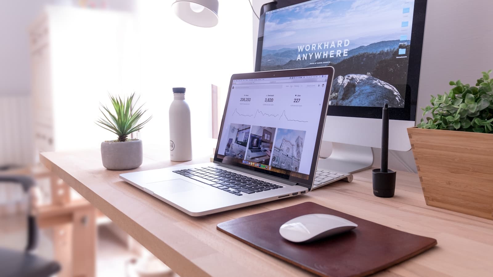 Bureau de télétravail avec écran, lampe et micro sur pied