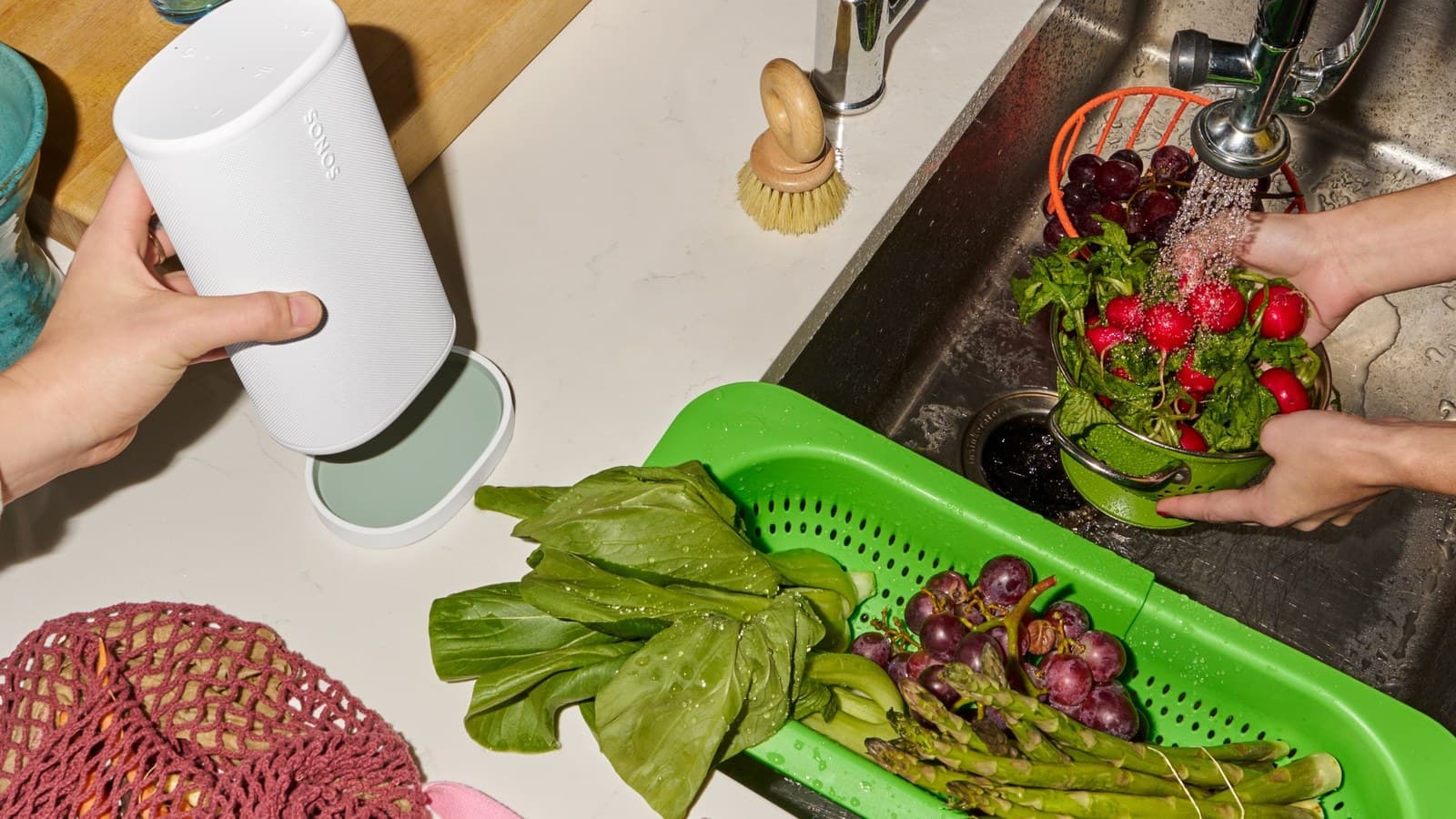Sonos Play blanche retirée de son socle dans une cuisine