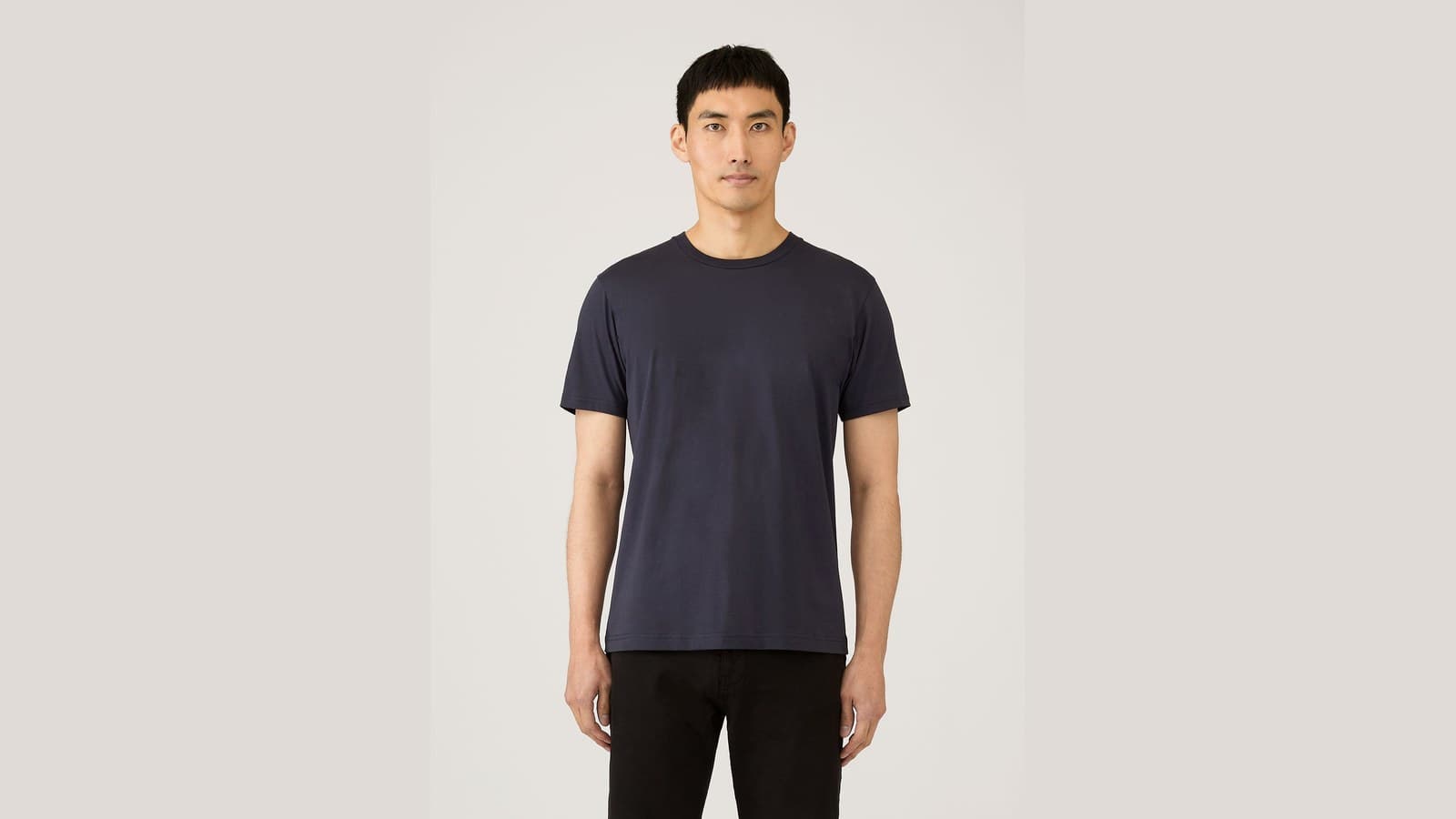 Homme en t-shirt Riviera bleu marine Sunspel