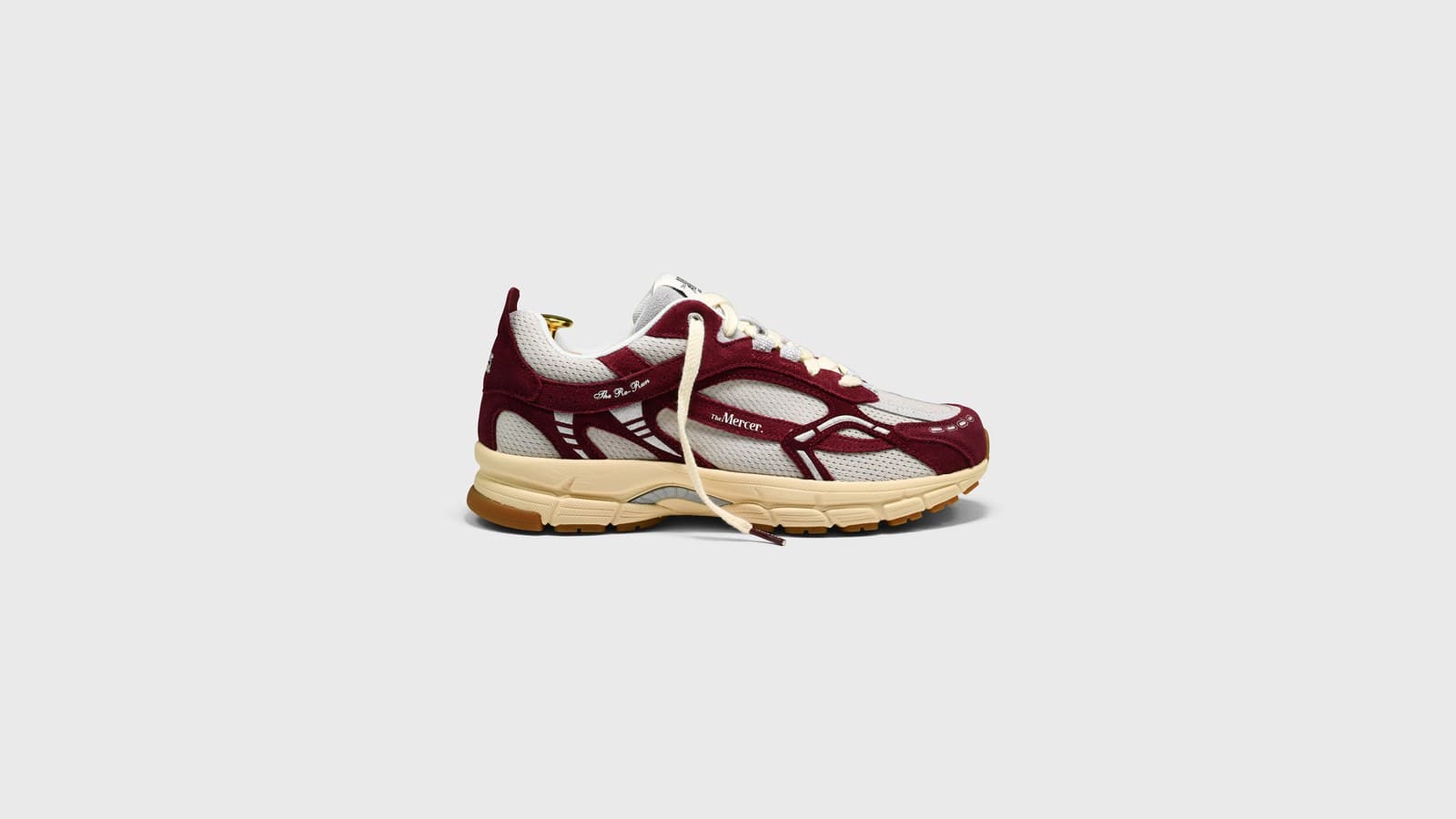 Paire de sneakers The Re-Run en suède bordeaux et mesh crème, vue de profil
