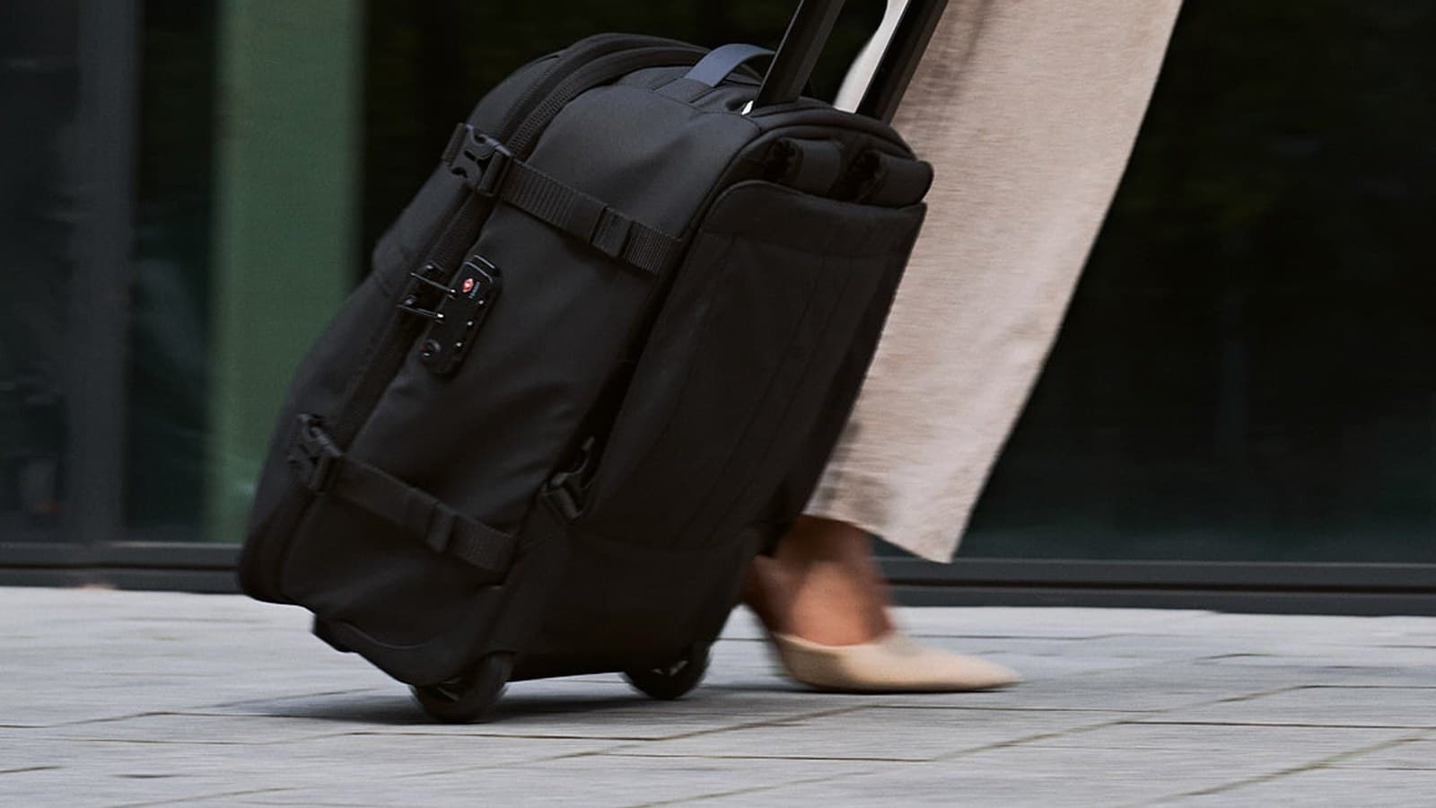 Voyageuse tirant un sac Airback FLEX noir en mode trolley