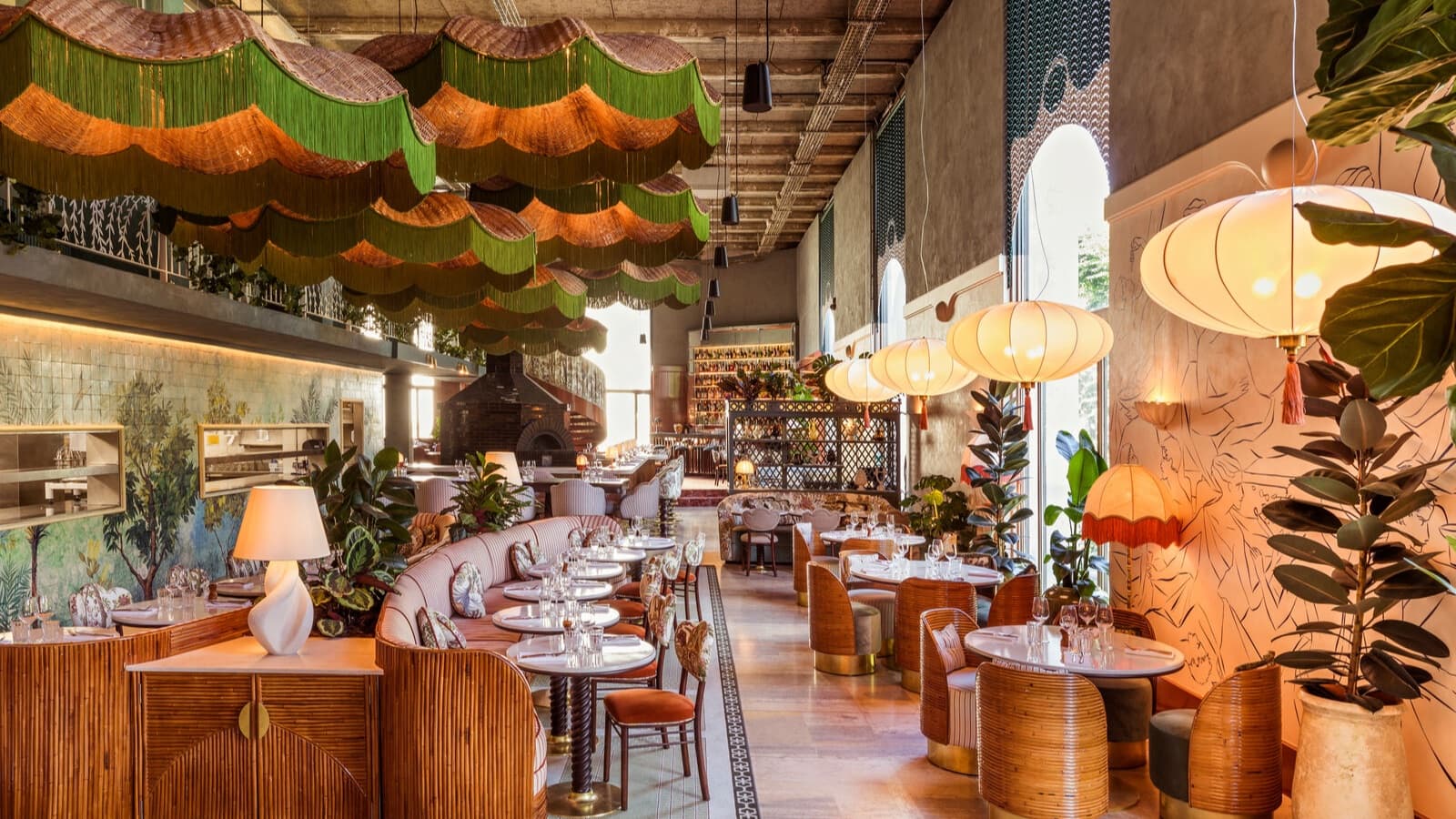 La grande salle de Bambini au Palais de Tokyo, ses lustres en rotin frangés de vert et son four à pizza