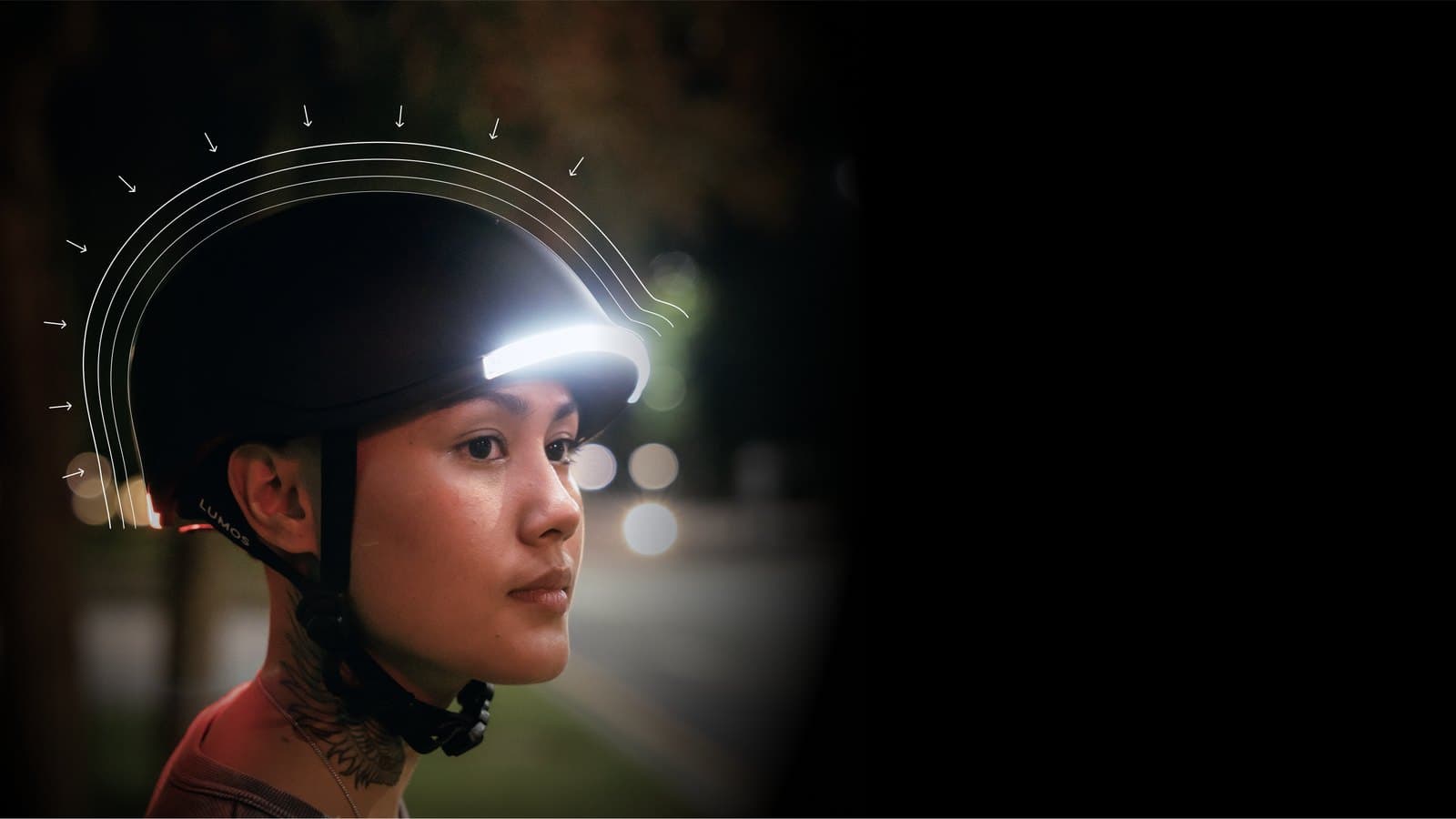 Cycliste de nuit portant un casque Lumos Nyxel au bandeau LED allumé