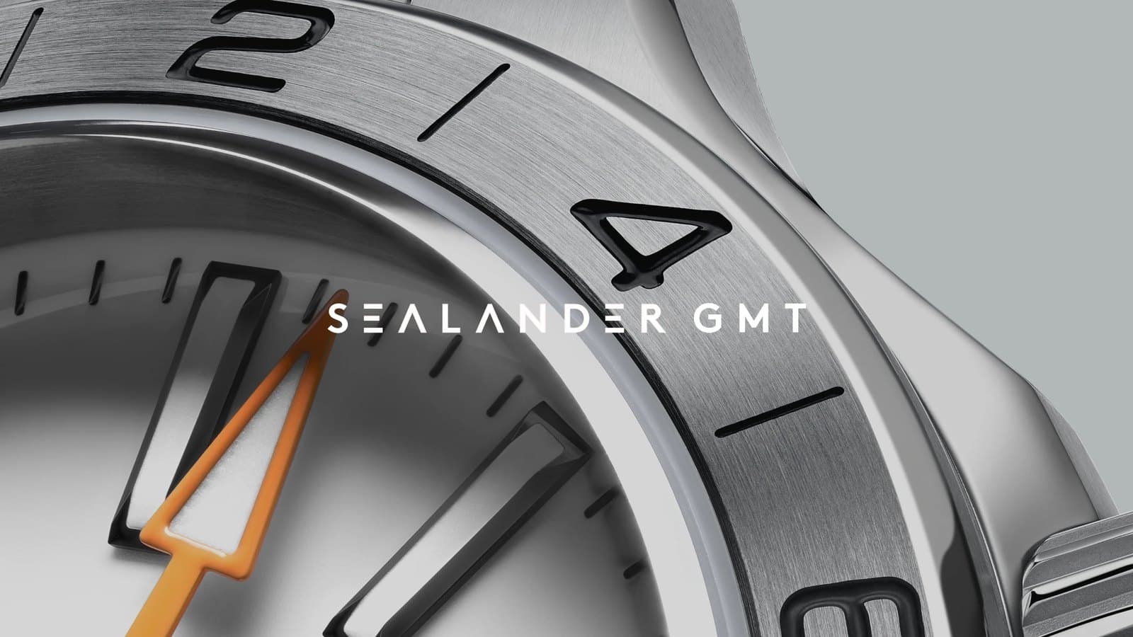 Montre GMT au cadran bleu portée au poignet devant un hublot d'avion, aiguille 24 heures orange visible