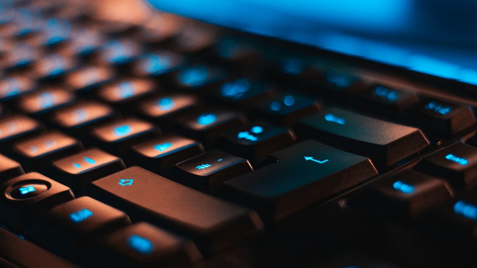 Clavier mecanique retroeclaire en gros plan, touches bleutees