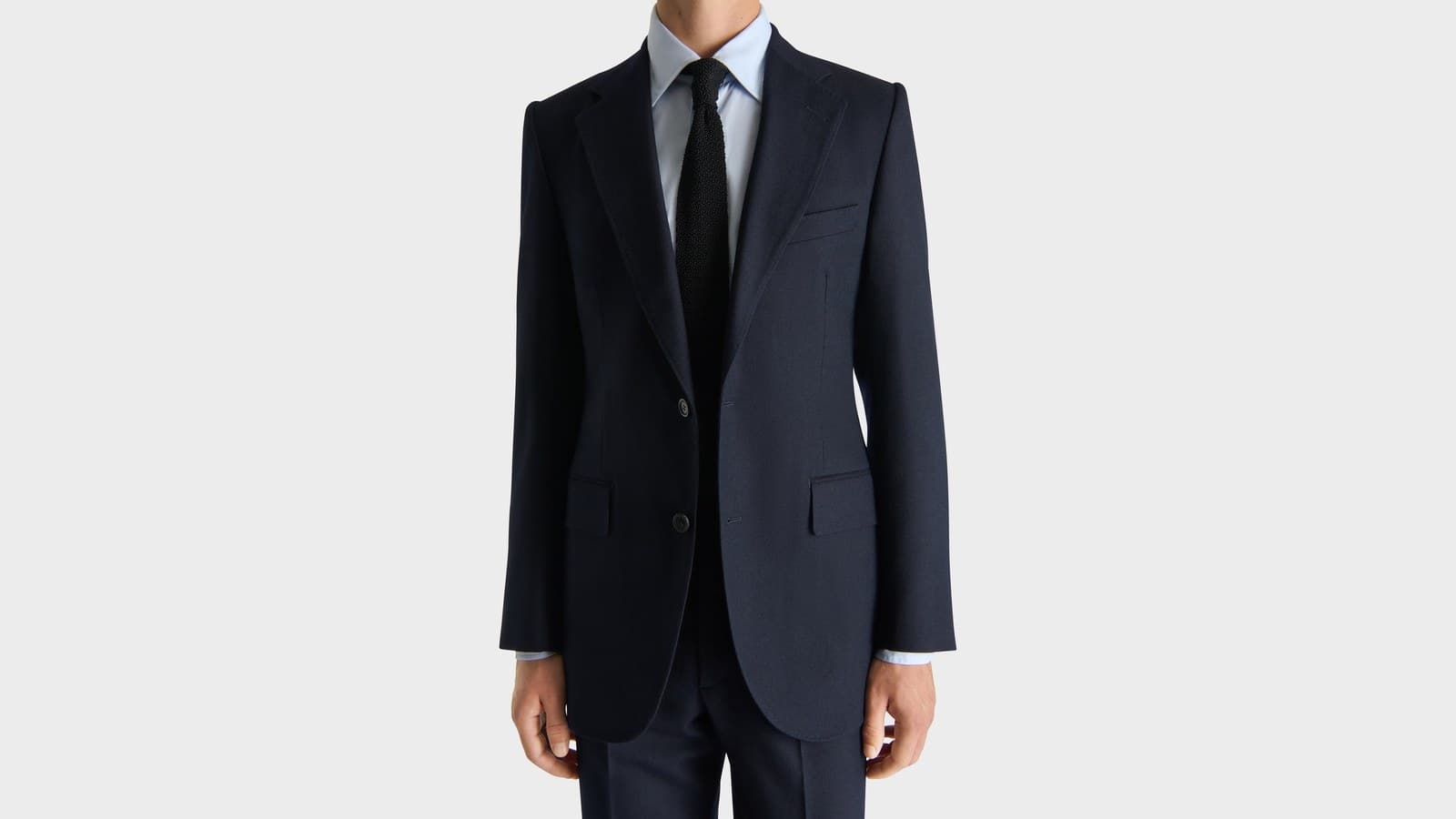 Homme en costume droit bleu marine Husbands, chemise et cravate