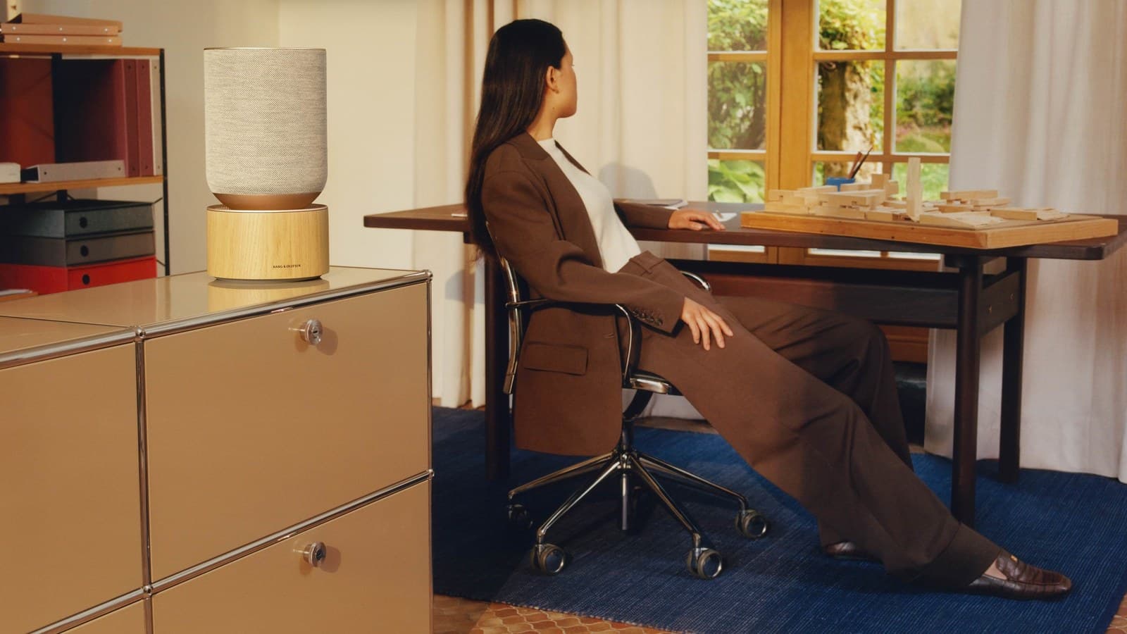 Bureau avec une enceinte Bang & Olufsen Beosound Balance sur un meuble