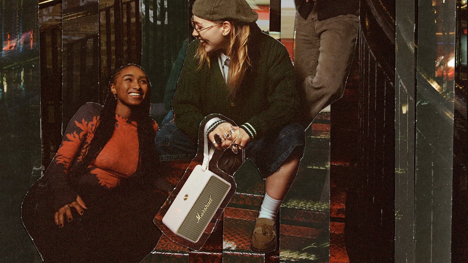 Deux amies dans un escalier avec une enceinte Marshall Middleton II crème
