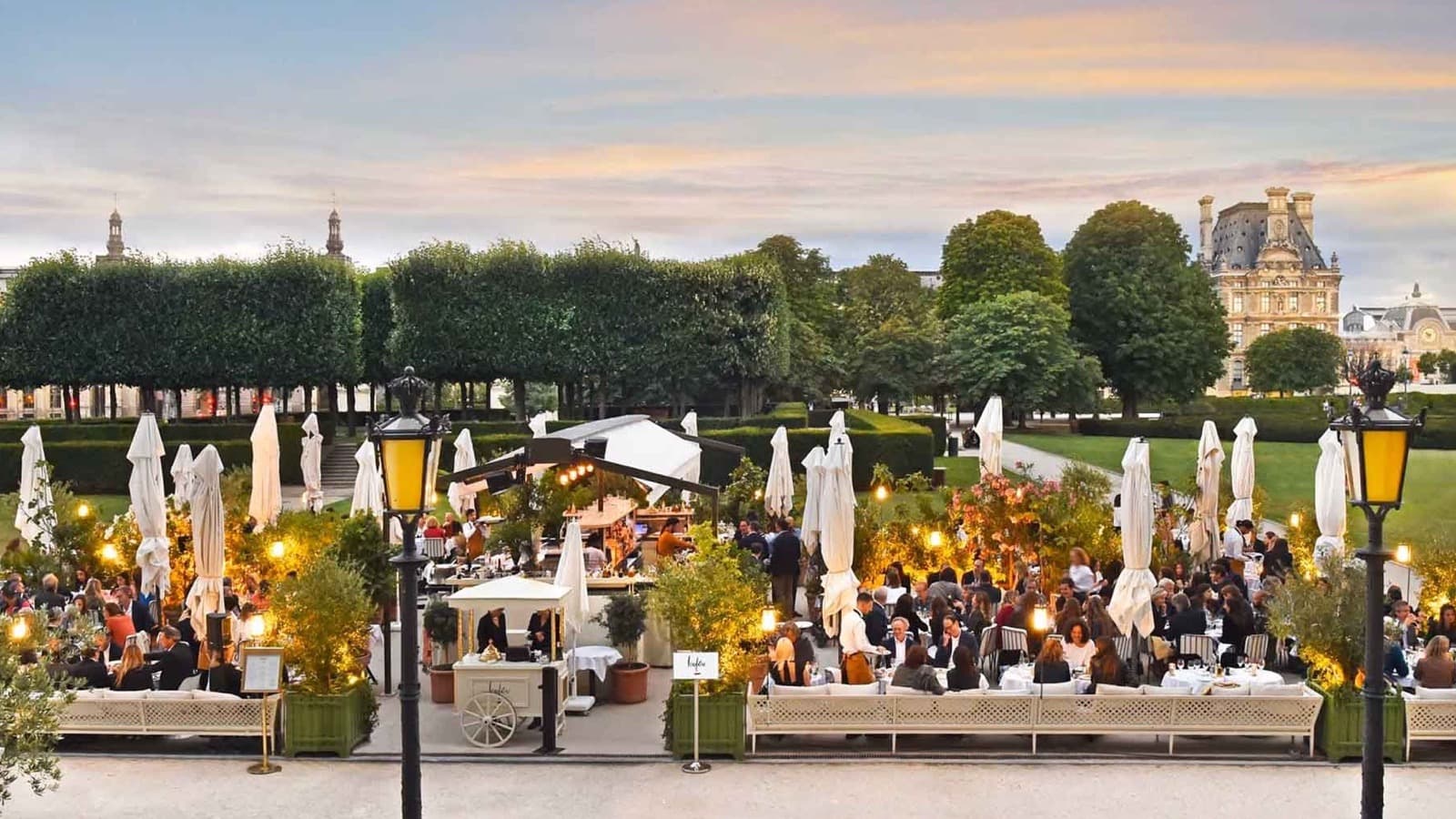 La terrasse de Loulou au crépuscule, dans le jardin des Tuileries, face au pavillon du Louvre