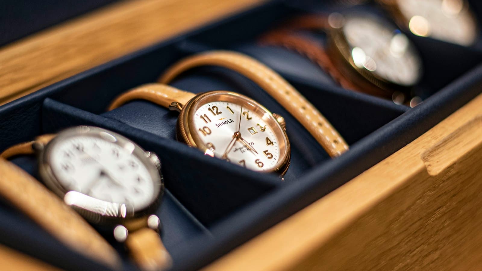 Montres rangees dans un ecrin de voyage compartimente