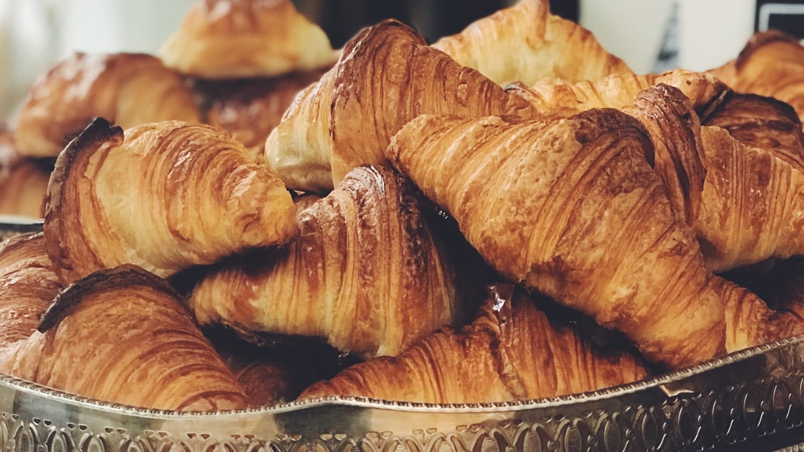 Table de petit-déjeuner avec café et viennoiseries