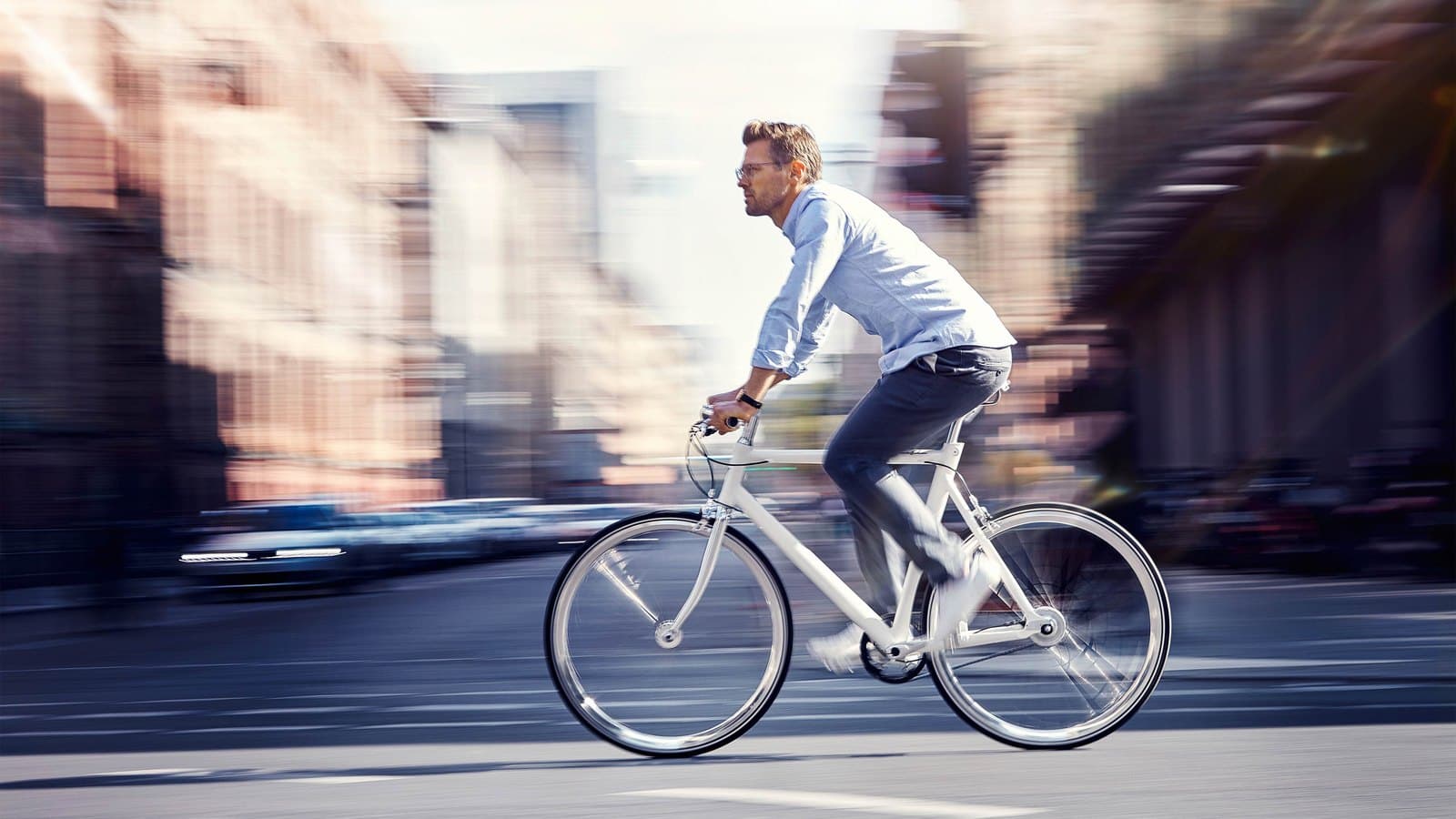 Cycliste sur un Schindelhauer Ludwig blanc en ville