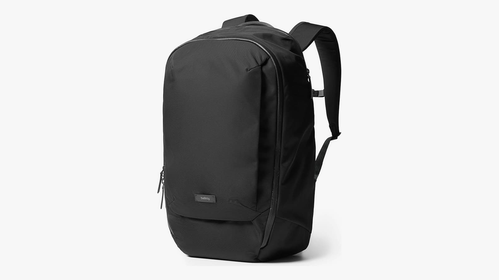 Sac a dos Bellroy Transit Backpack Plus noir de trois quarts, sangles et poche avant visibles