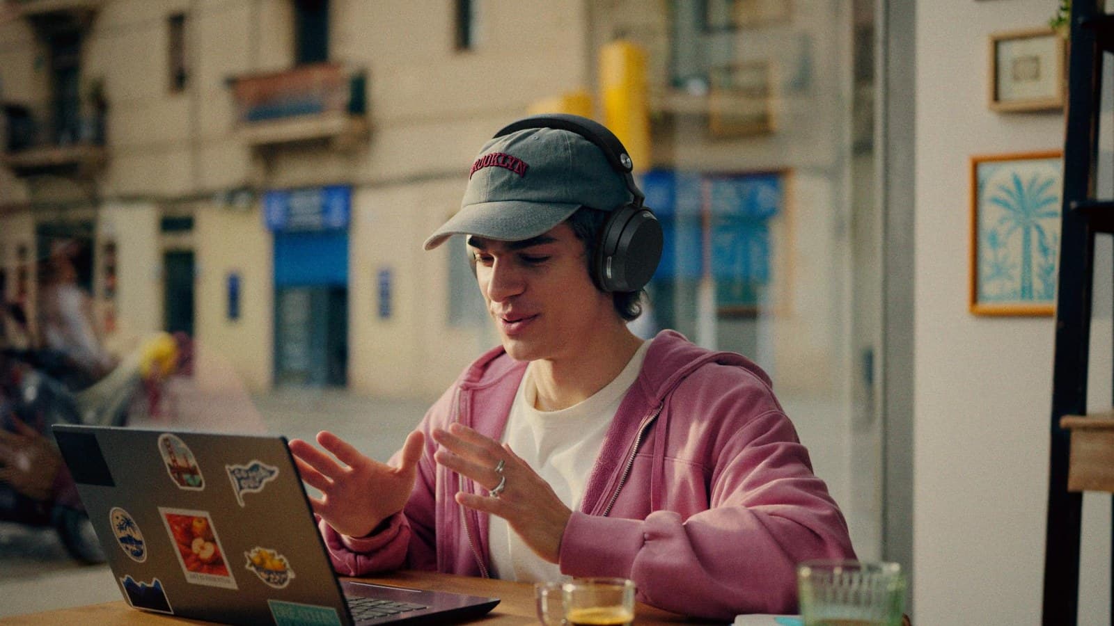 Homme travaillant dans un café avec un casque Sennheiser Momentum 5