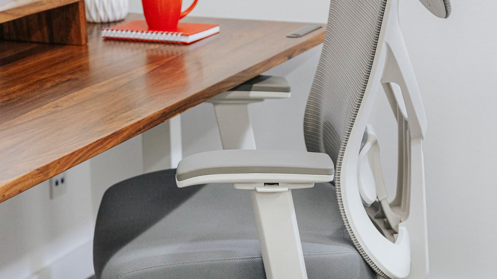 Siège de bureau ergonomique devant un poste de travail