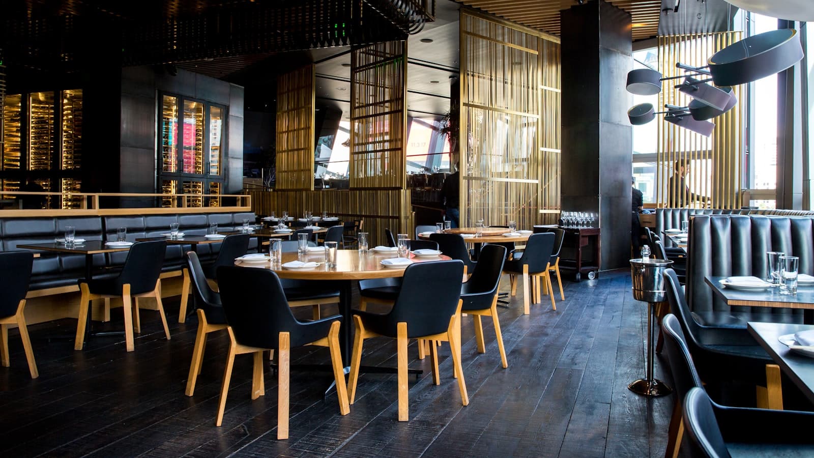 Table dressée dans une salle de restaurant parisienne à midi