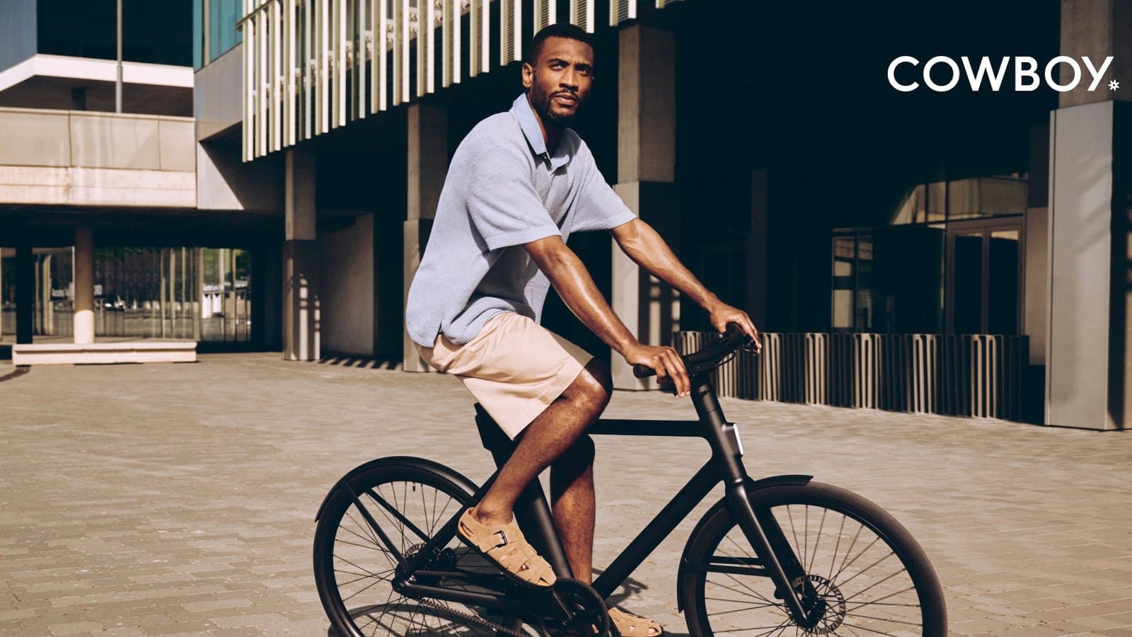 Cowboy Cruiser garé devant un immeuble en ville