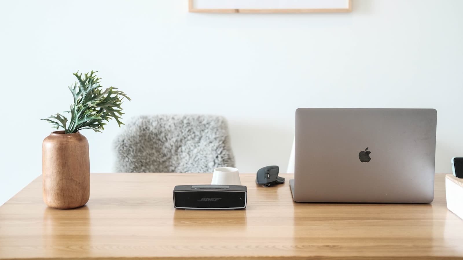 Routeur wifi et ordinateur portable dans une chambre