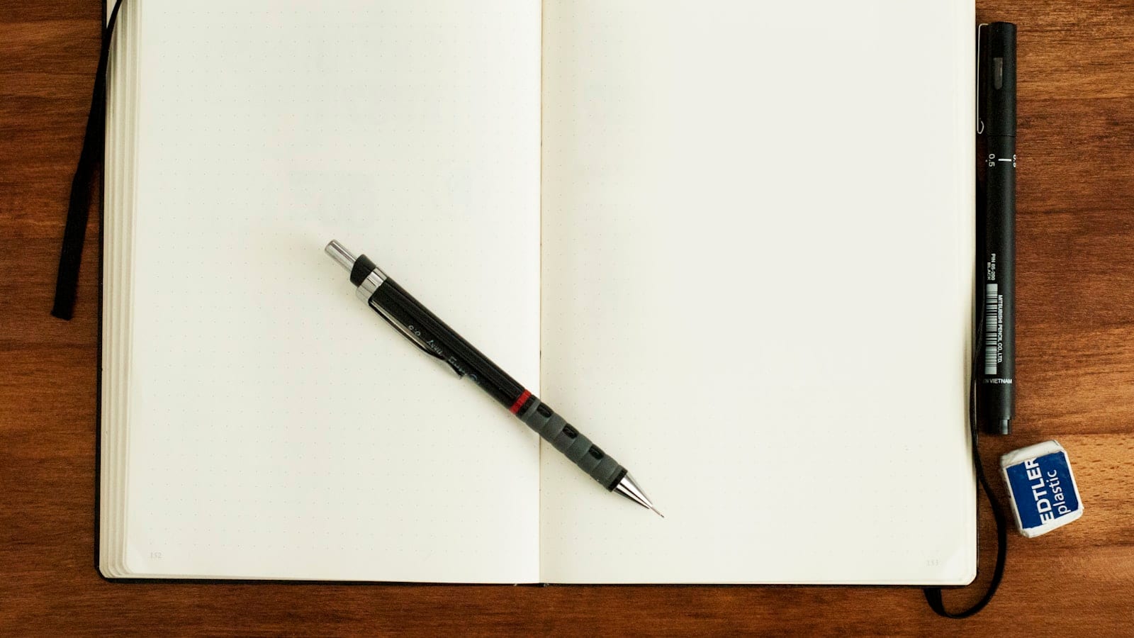 Quatre appareils posés côte à côte sur une table de réunion, chacun affichant une application de prise de notes différente, avec un carnet et un chronomètre au premier plan.