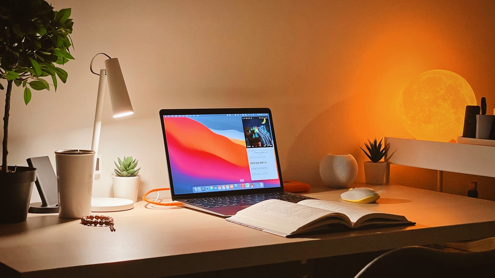 Bureau avec un agenda papier ouvert montrant deux plages horaires surlignées et un téléphone retourné.