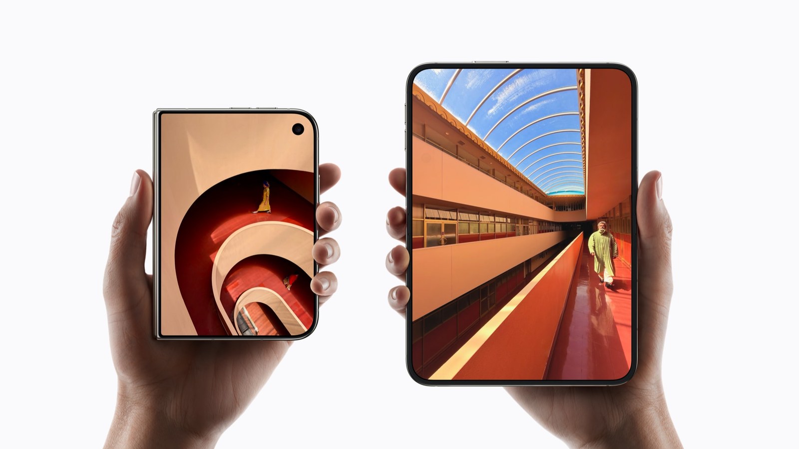 iPhone Duo tenu à la main, fermé sur son écran externe et ouvert sur son grand écran