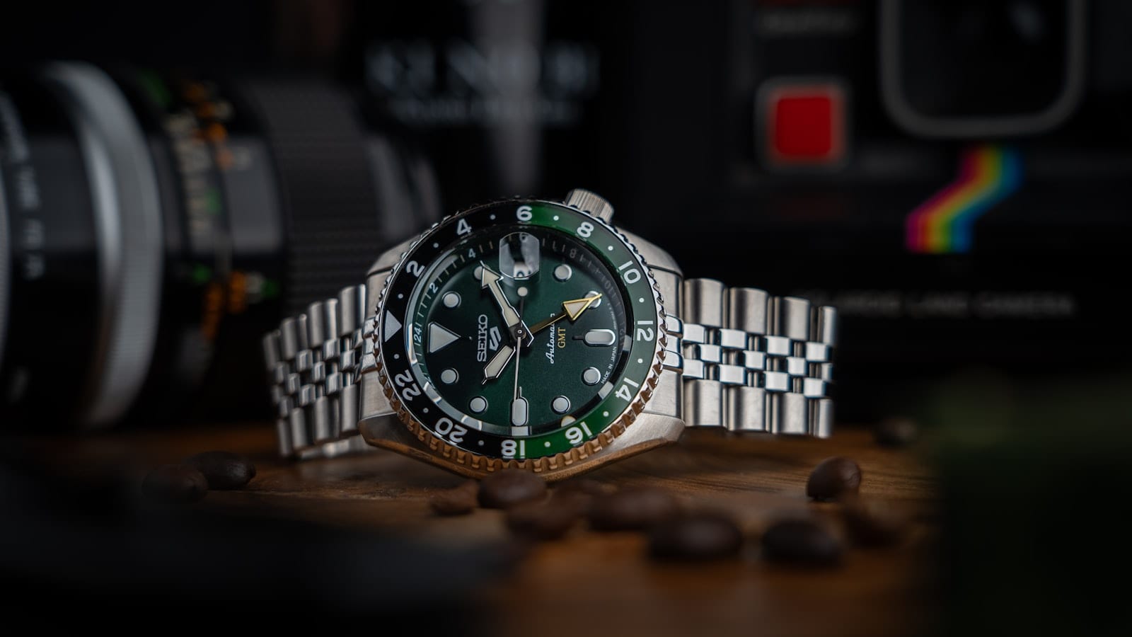 Sept montres GMT posées à plat sur une tablette d’avion, lunettes bicolores et aiguilles 24 heures orientées vers le haut