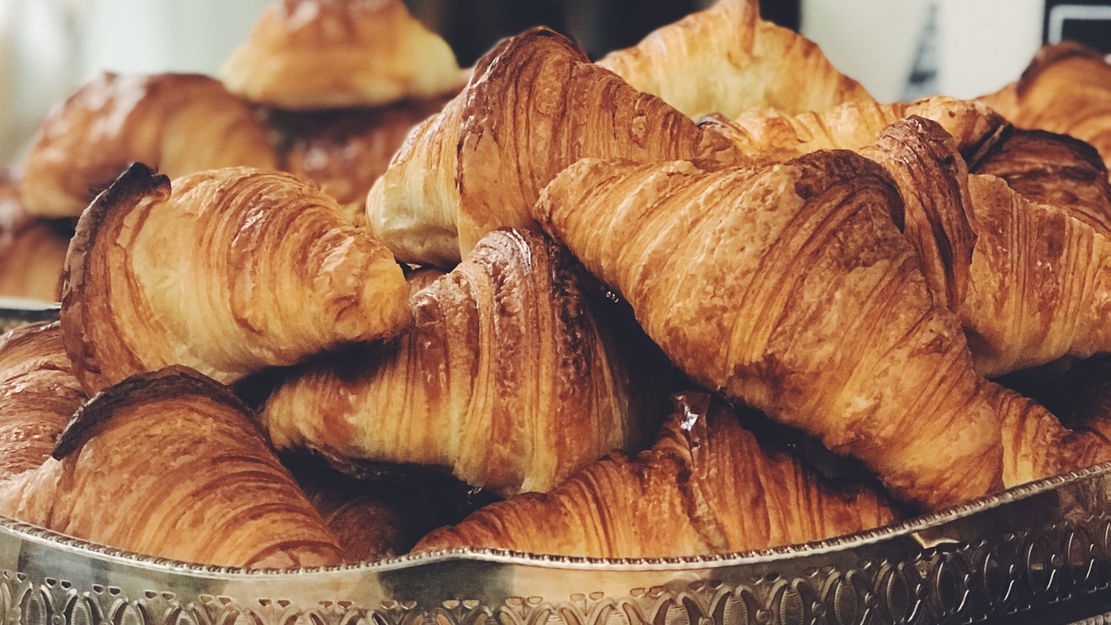 Table de petit-déjeuner avec café et viennoiseries