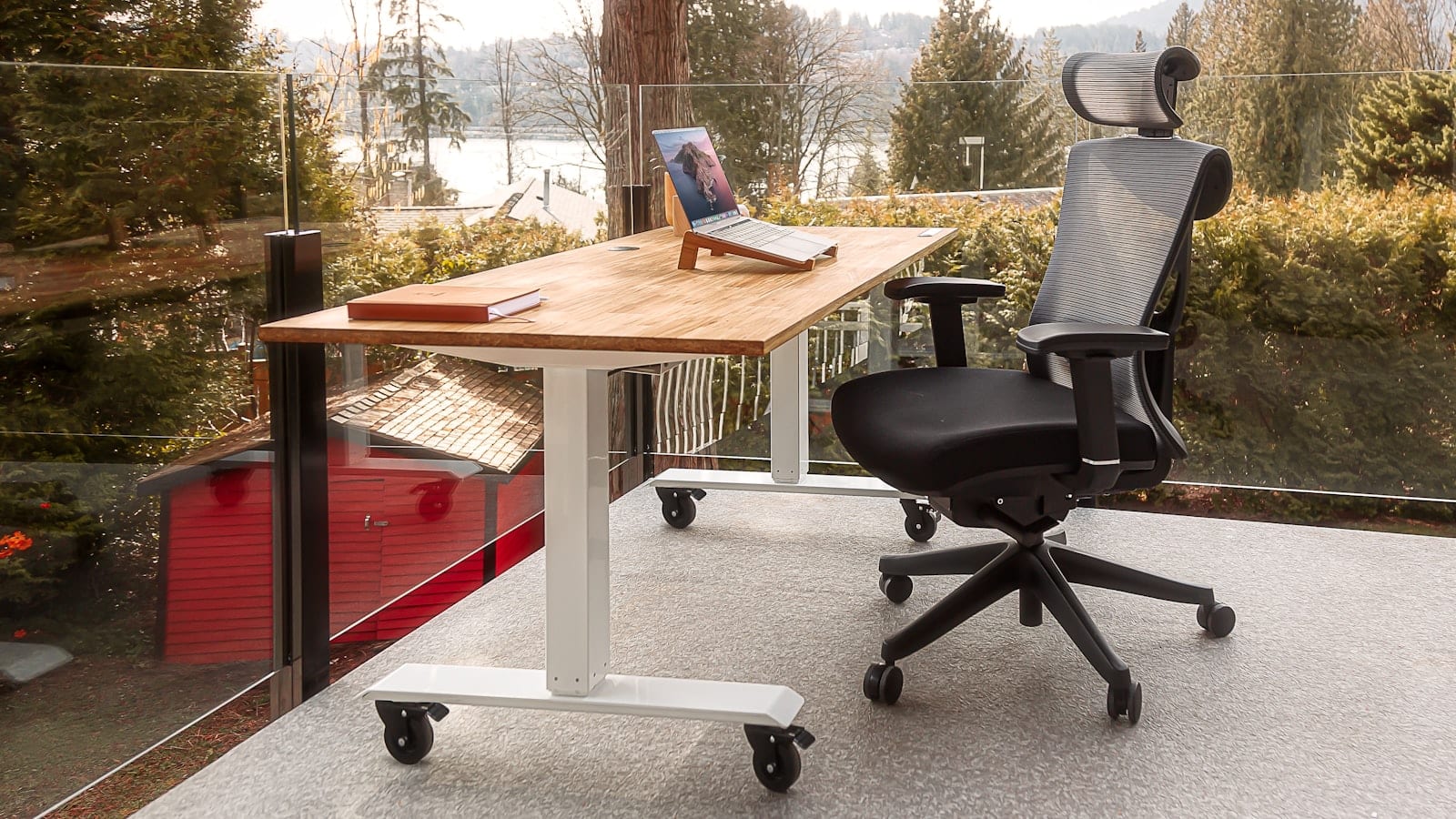 Poste de travail vu de profil, une personne assise face a un ecran avec un metre ruban pose sur le bureau et des reperes de hauteur traces au sol