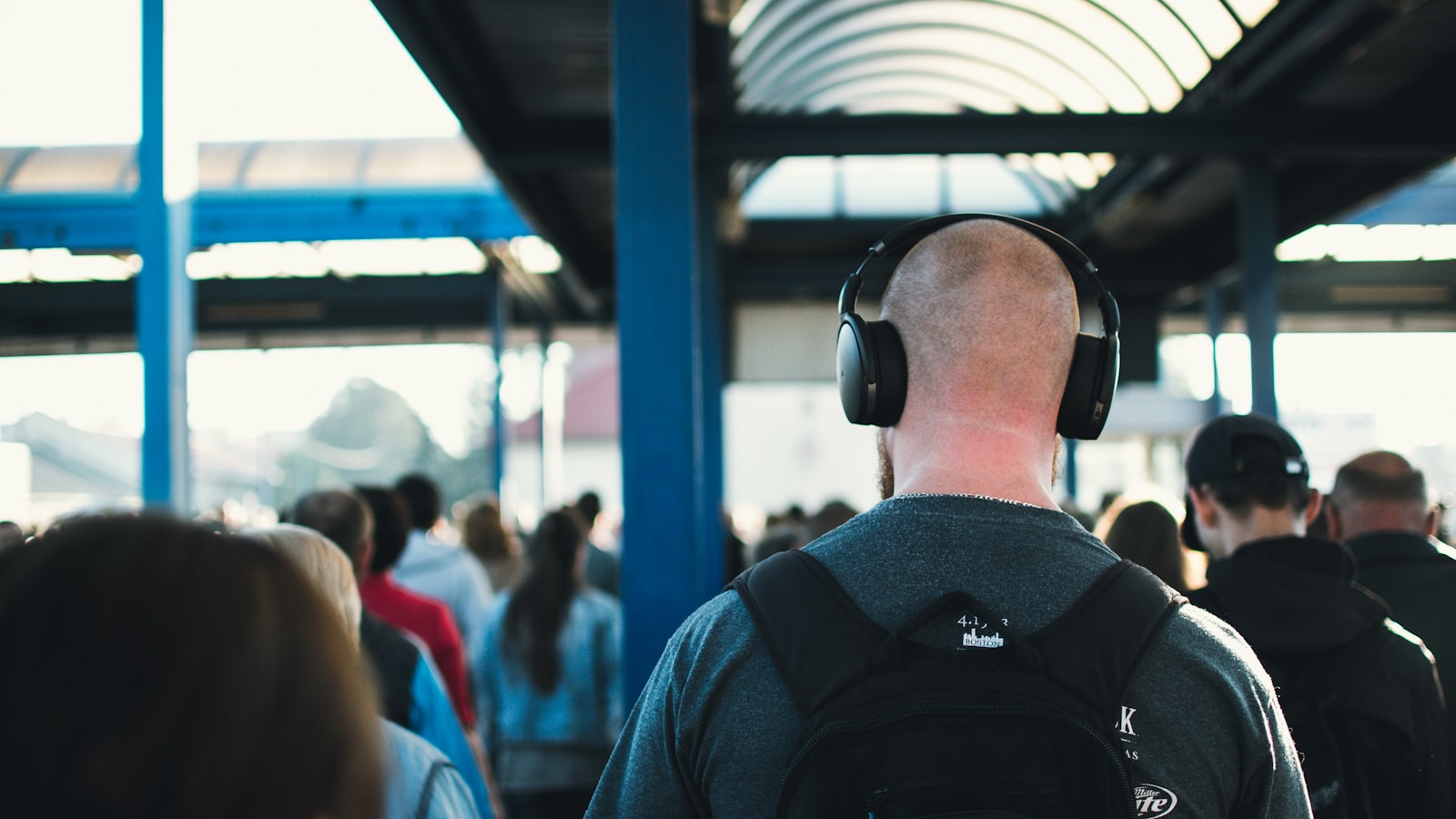 Casque à réduction de bruit posé sur une tablette d'avion