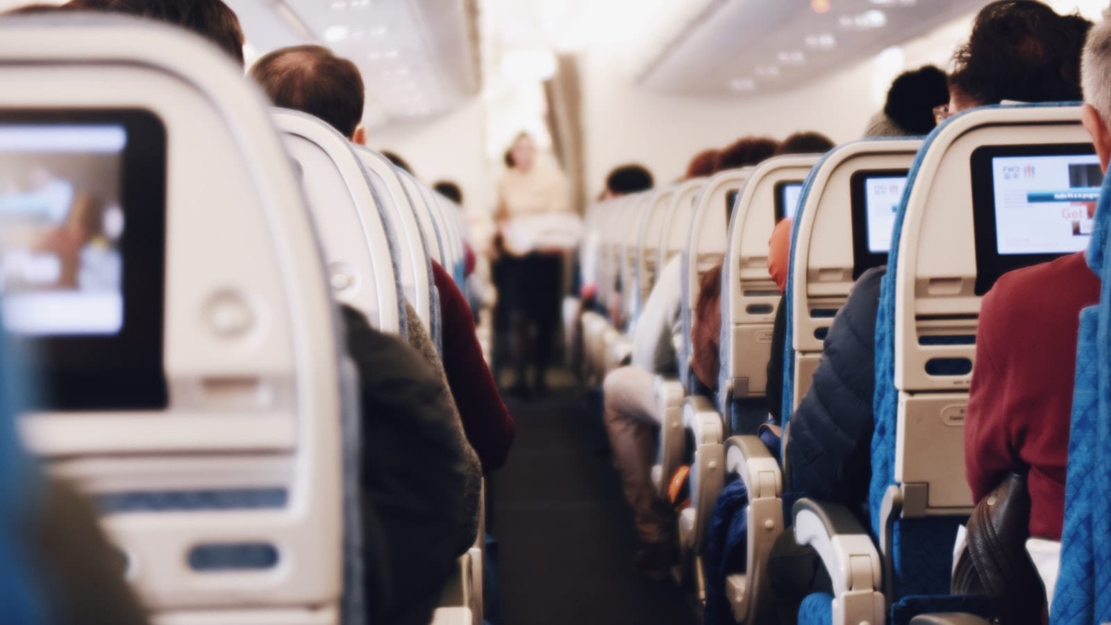 Cartes d'embarquement et carte de fidélité sur une tablette d'avion