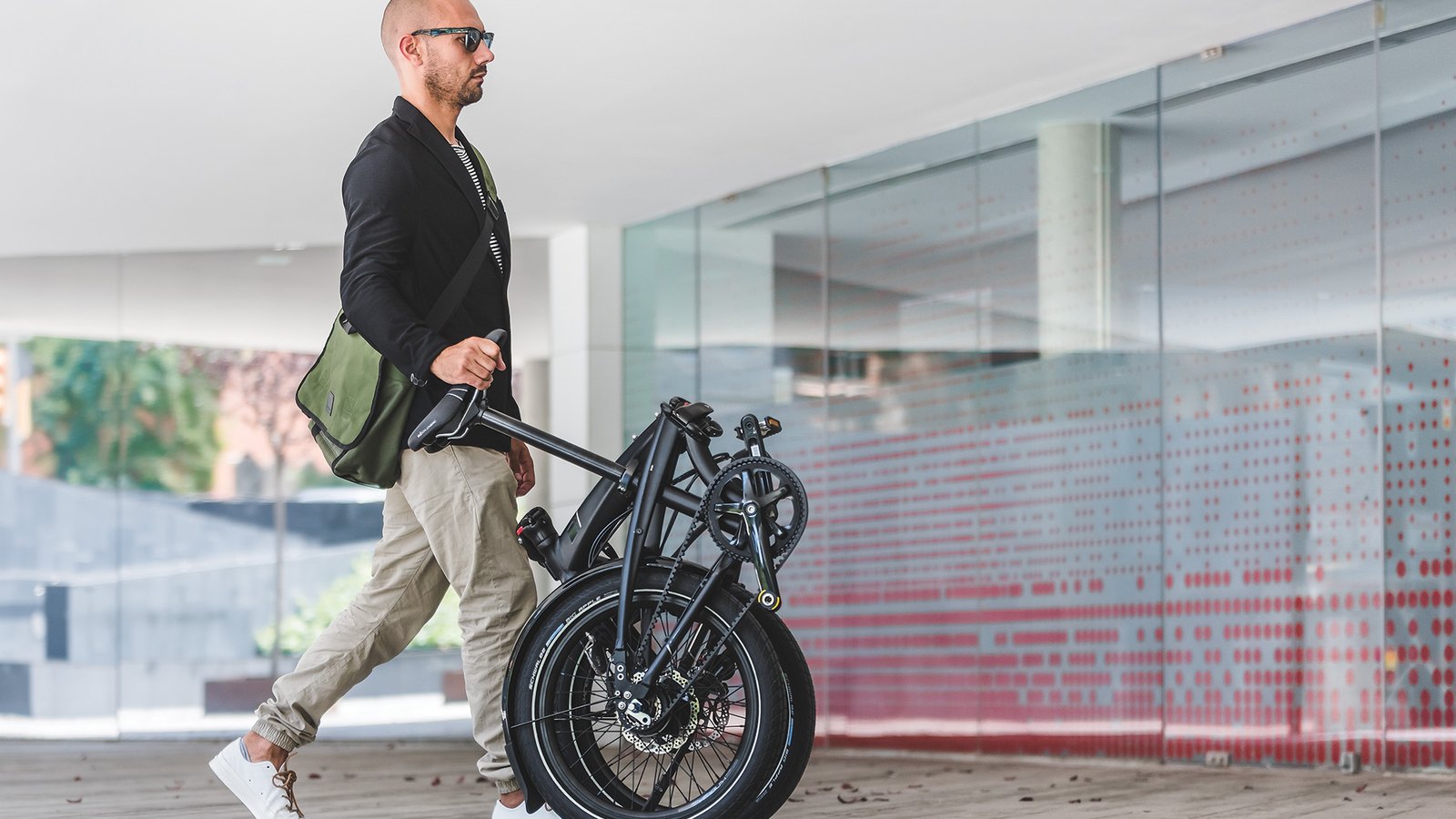 Le vélo pliant du cadre qui voyage : train, avion, bureau
