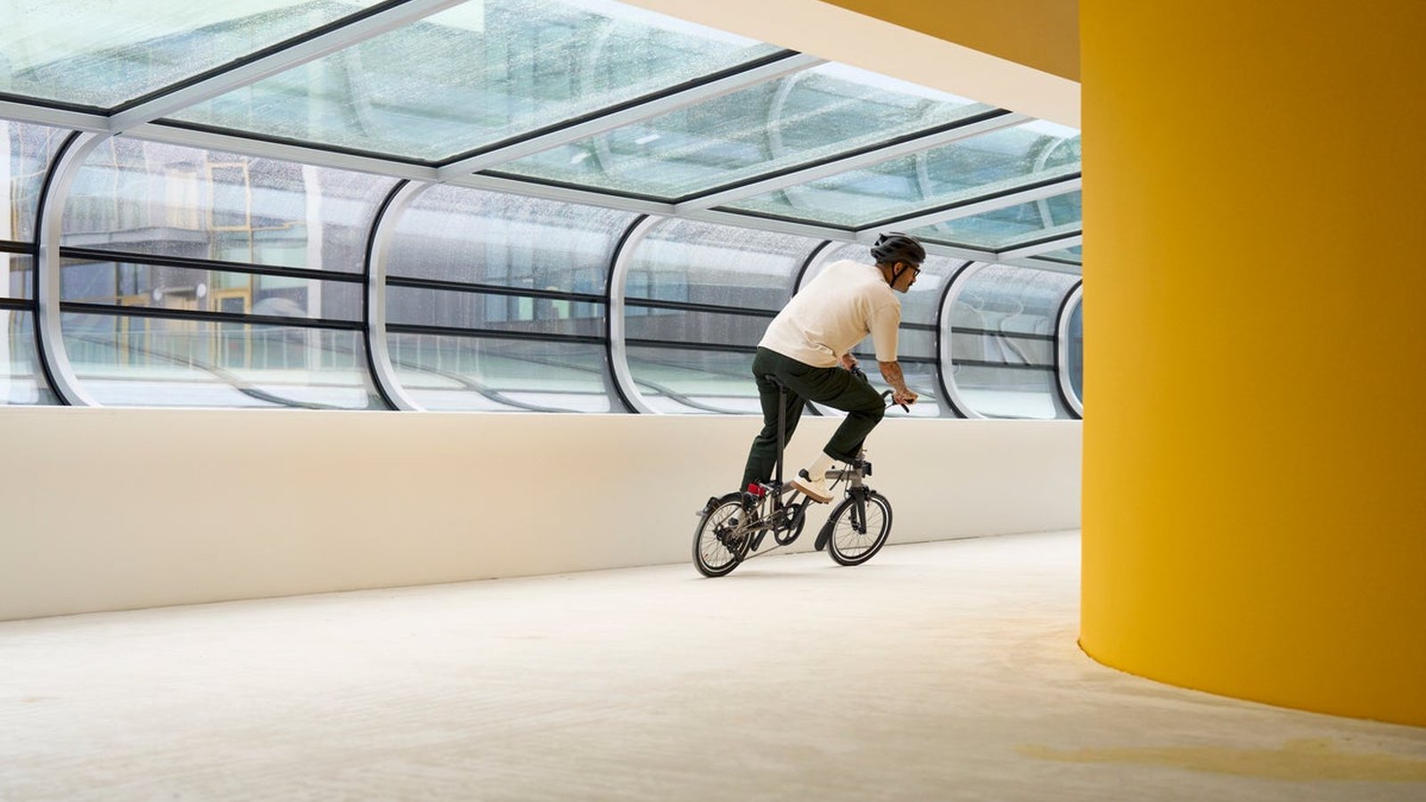 Le vélo pliant du cadre qui voyage : train, avion, bureau