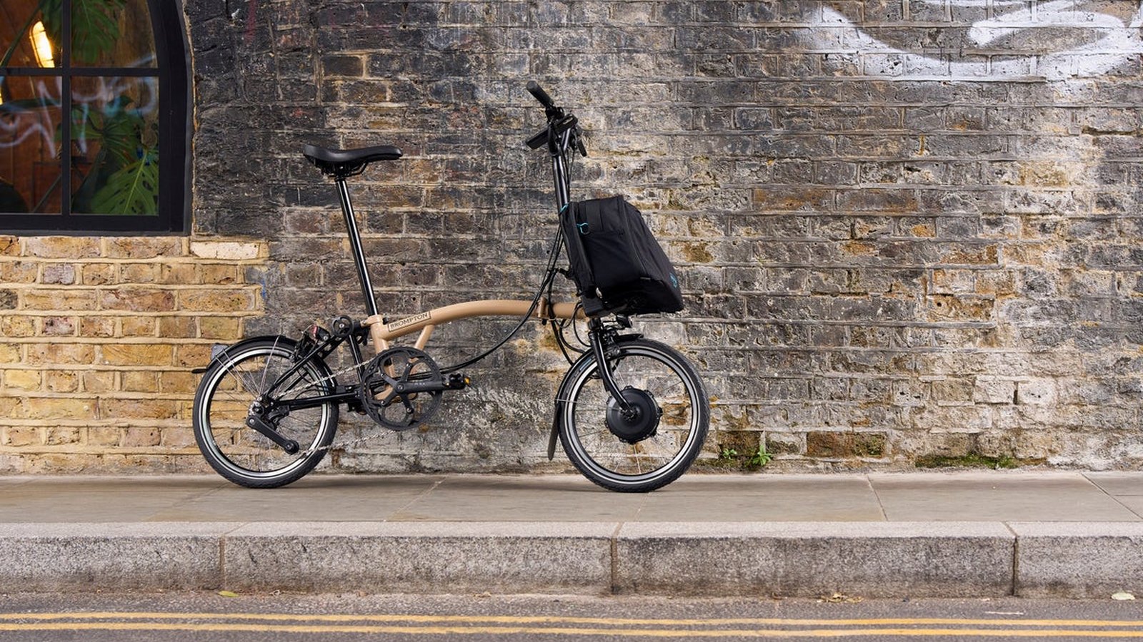 Le vélo pliant du cadre qui voyage : train, avion, bureau