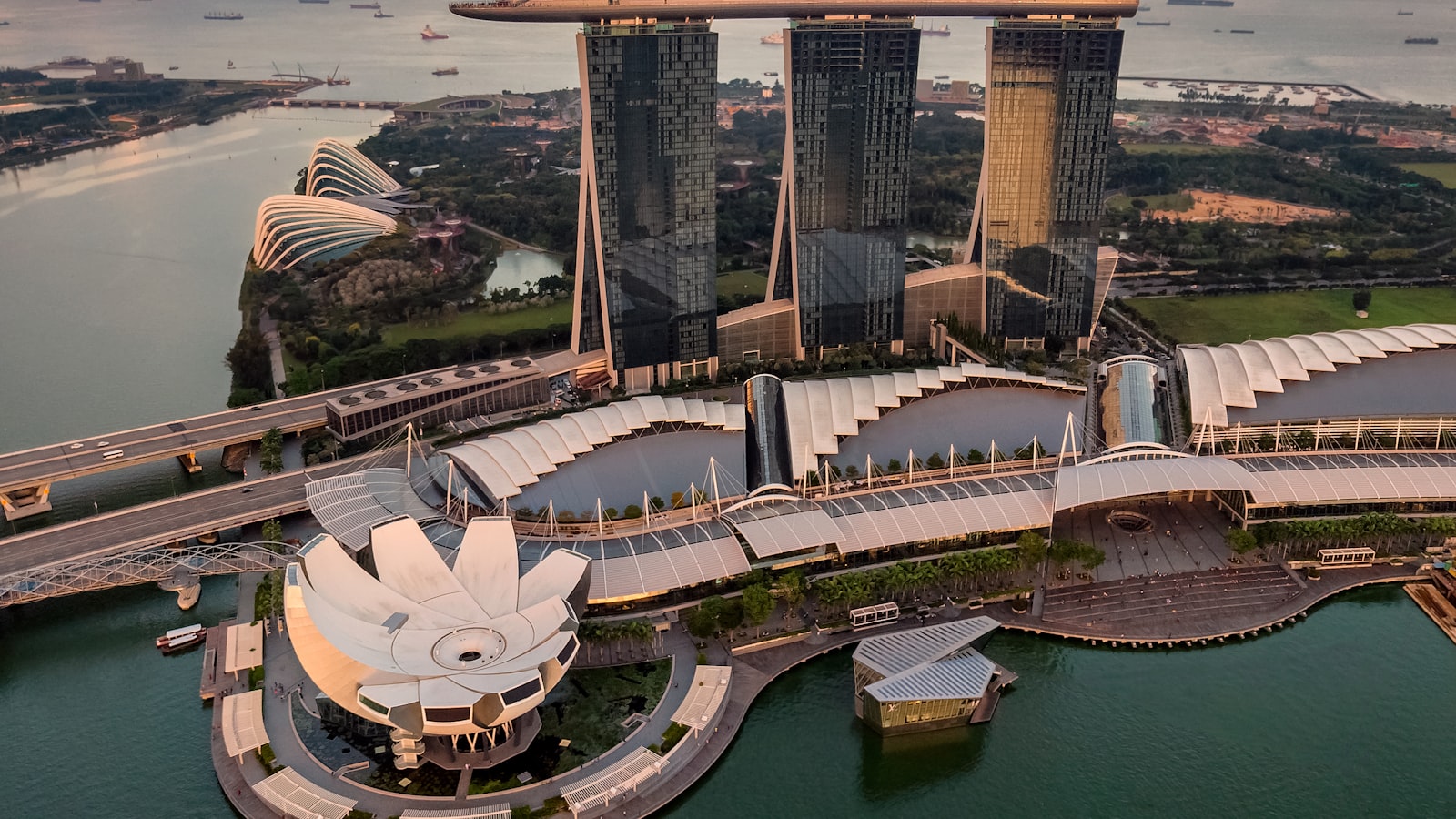 Façade du Peninsula Hong Kong sur Salisbury Road, avec la tour de 1994 en arrière-plan et deux Rolls-Royce vertes alignées devant le porche